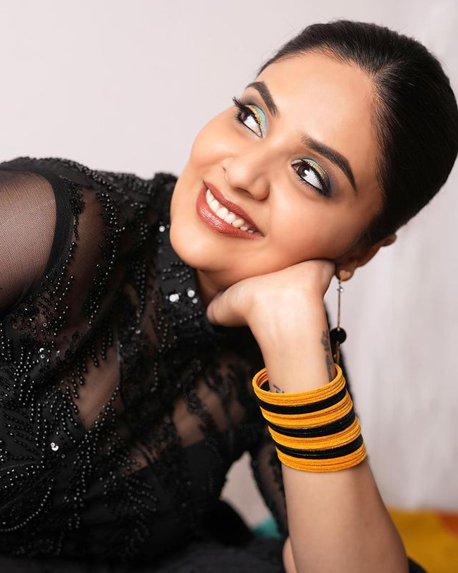 Staggering Clicks Of Stunning Sreemukhi